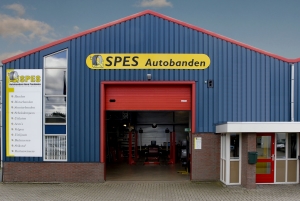 Het pand van Spes Autobanden aan de Kruiswijk in Anna Paulowna